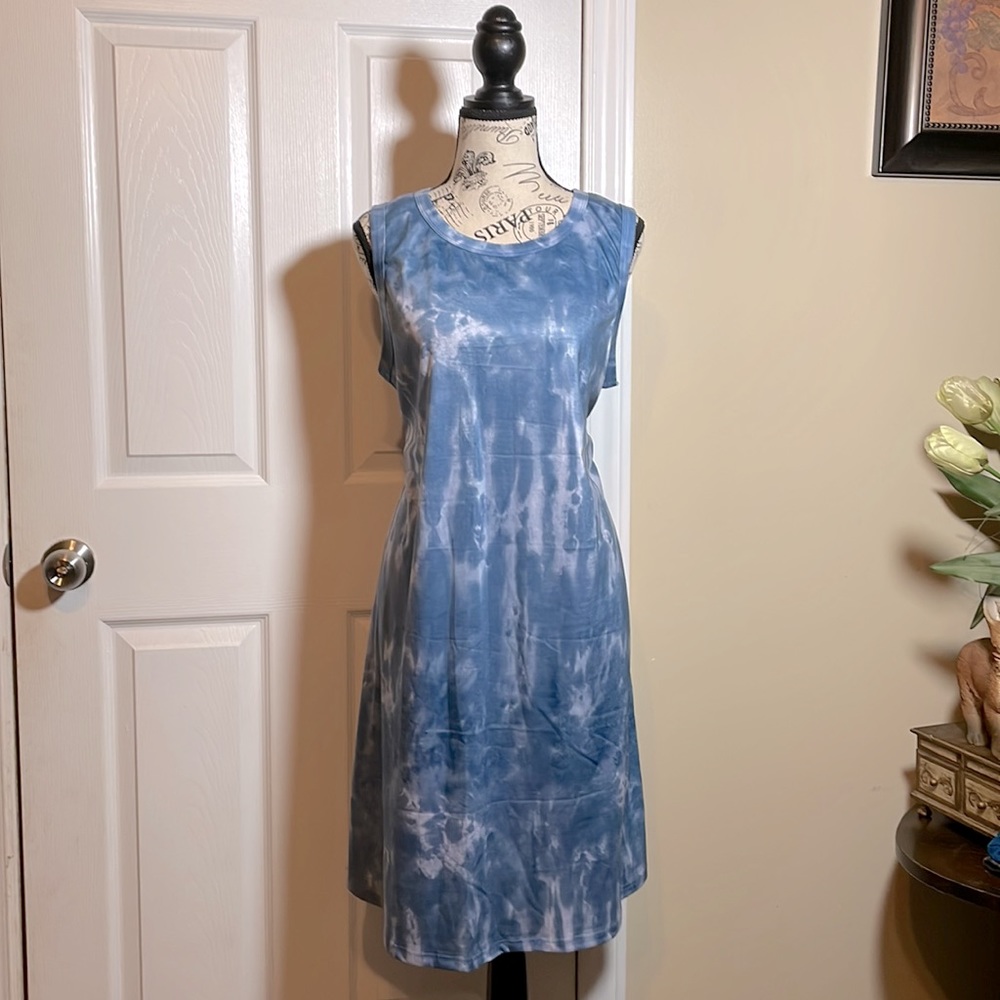 Women’s sleeveless basic dress.